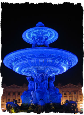 La Fontaine des Fleuves - Eclairage Bleu Yves Klein